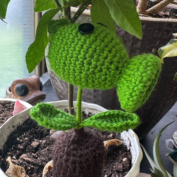 Crochet Pea Shooter - Picture 3 of 3